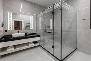 スイート キングベッド 1 台 バルコニー コートヤードビュー | バスルーム