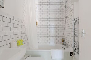 Shower, hair dryer, shampoo - Fantastically Located 1BDR Flat in Central London (Greater London)