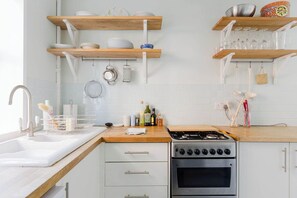 Oven, stovetop, dishwasher, electric kettle - Fantastically Located 1BDR Flat in Central London (Greater London)