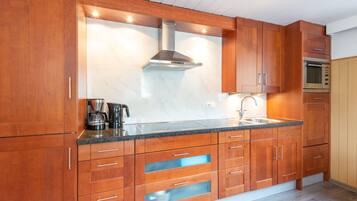Classic House, Multiple Bedrooms | Private kitchen | Fridge, microwave, oven, stovetop