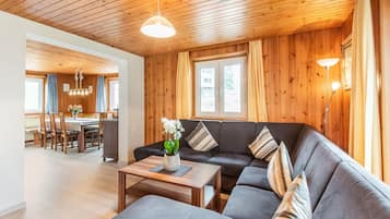 Classic House, Multiple Bedrooms | Living room