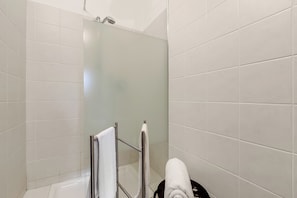 Shower, hair dryer, bidet, towels
