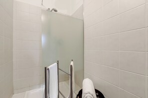Shower, hair dryer, bidet, towels - Residence La Perla Apartments (Monte Isola)