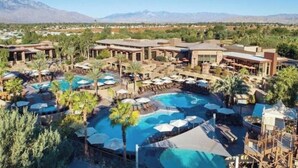 Un complexe hôtelier doté de plusieurs piscines, d’espaces de détente en plein air et offrant une vue imprenable sur les montagnes.