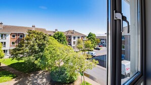 Zona residencial con casas, cielo despejado y una calle.