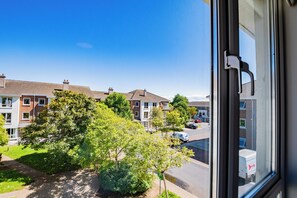A residential area with houses, a clear sky, and a road. - Large Townhouse by Shortstays (Galway)