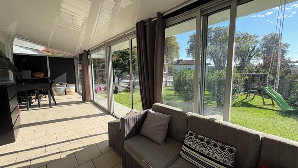 A sunlit patio with a sofa, a dining table, and a grill area. - Quiet, friendly house for up to 6 people (Peyrehorade)