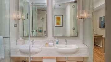 Douche, sèche-cheveux, bidet, serviettes fournies