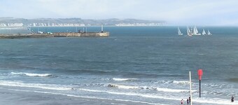 A great location within a stones throw of the beach, harbour and town centre.