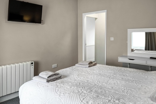 Double bedroom | Primrose - Fresh as a Daisy Apartments, Bridlington