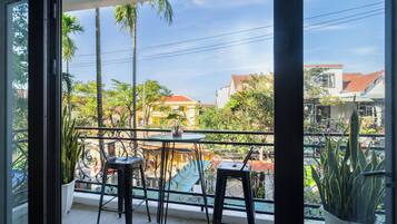 Deluxe-Vierbettzimmer, Balkon, Gartenblick | Innenbereich