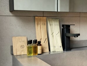 Standard Double Room | Bathroom