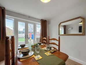 Dining - 1 bedroom accommodation in Rhuddlan (Rhuddlan)