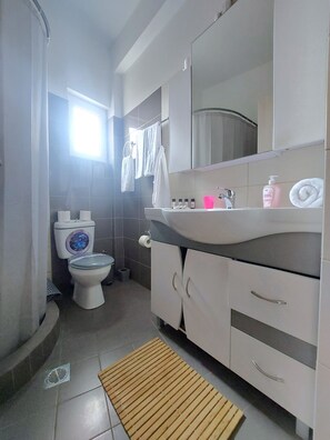 Hair dryer, towels, soap, toilet paper - Charming 2-bedroom apartment with AC in Andravida (Andravida)