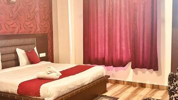Deluxe Room | Desk, free WiFi
