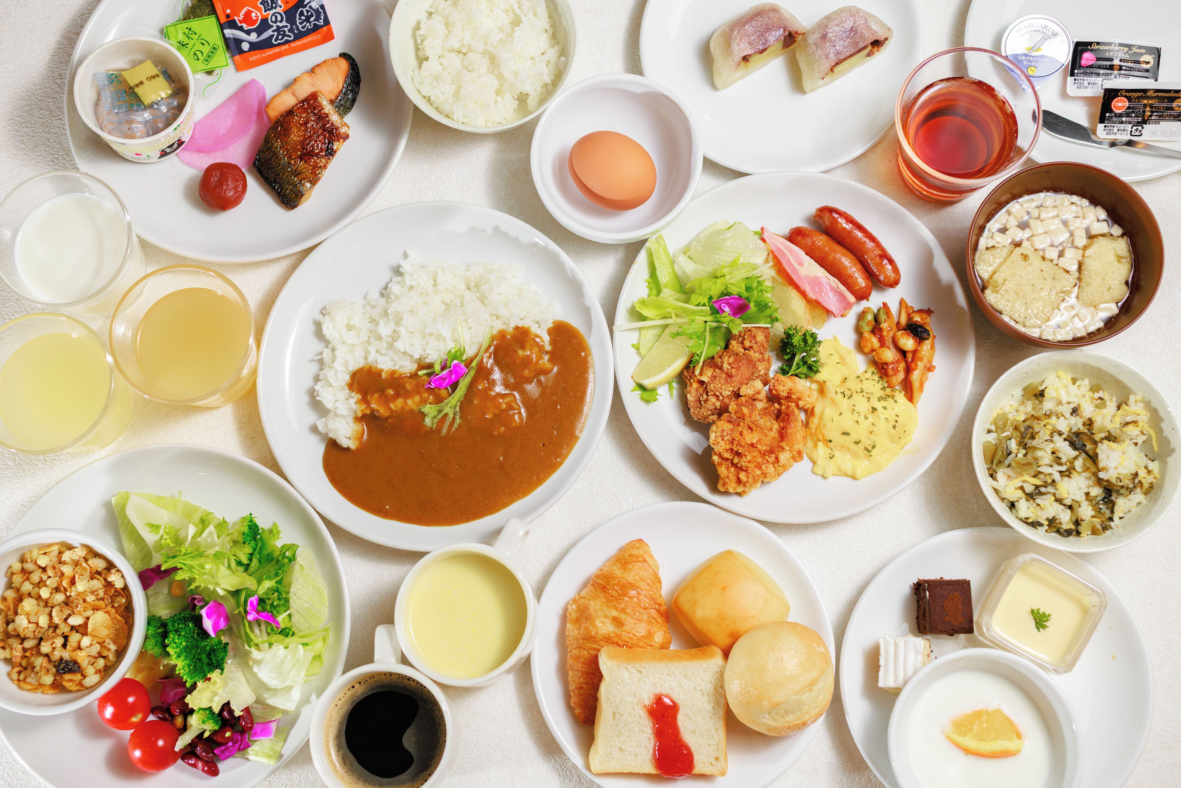 Variedad de platos que incluyen arroz, sopa y pan, sugiriendo una comida.