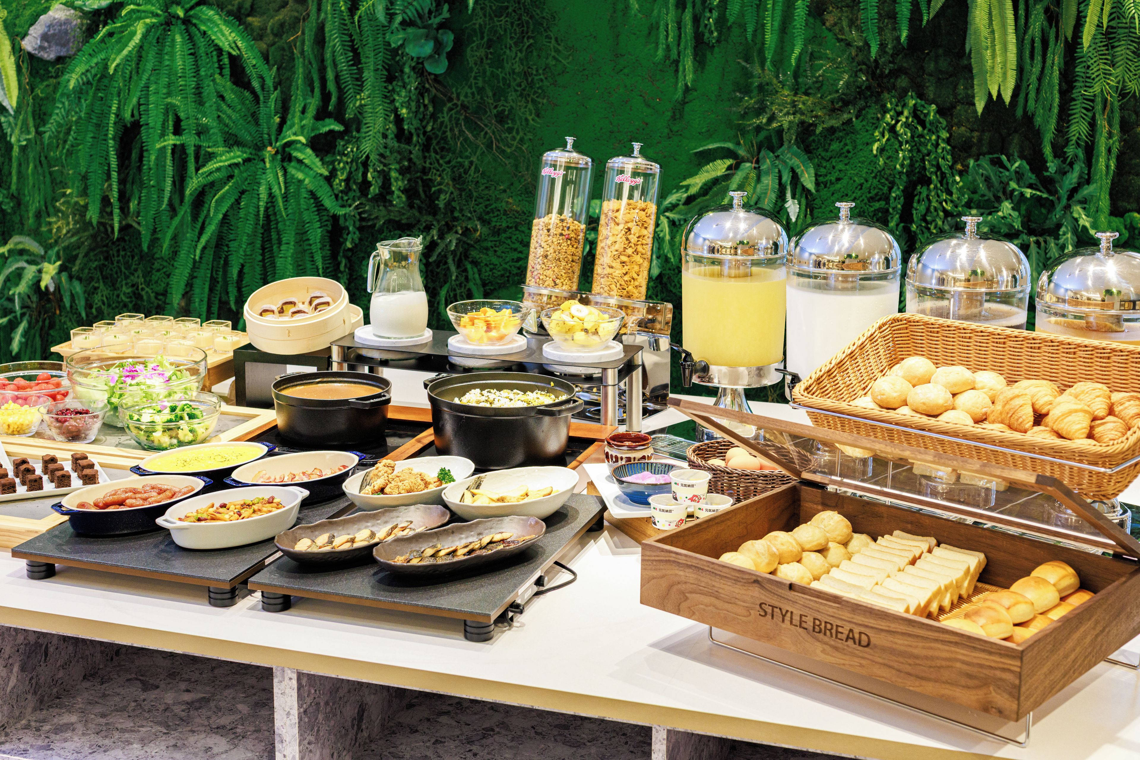 Una mesa de buffet con diversos alimentos y bebidas.