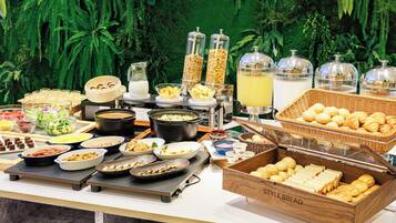 Una mesa de buffet con diversos alimentos y bebidas.