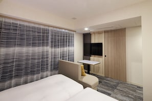 A hotel room with a bed, a chair, a small table, a TV, and a wardrobe. - HOTEL AMANEK Kumamoto (Kumamoto)