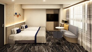 A hotel room with two beds, a sofa, a small table, and a TV. - HOTEL AMANEK Kumamoto (Kumamoto)