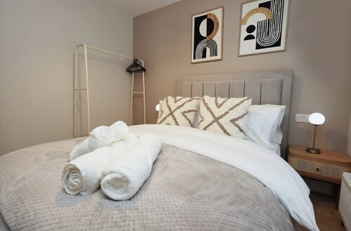 Modern 5BR Home new”