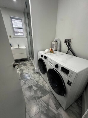 Interior - Cozy Modern 3BR With Free Parking Fast WiFi (Richmond Hill)