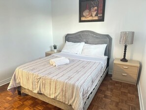 Room - Cozy Modern 3BR With Free Parking Fast WiFi (Richmond Hill)