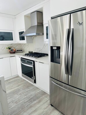 ثلاجة، ميكروويف، فرن، موقد طهي مسطح