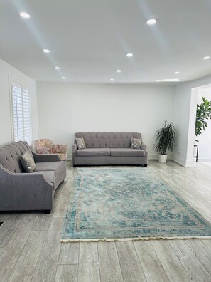 Interior - Cozy Modern 3BR With Free Parking Fast WiFi (Richmond Hill)