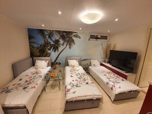 3 bedrooms, iron/ironing board, internet, bed sheets