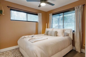 3 slaapkamers, een strijkplank/strijkijzer, gratis wifi, beddengoed