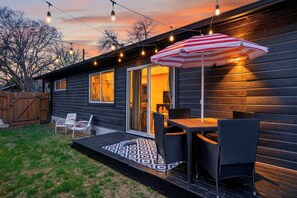 Outdoor dining - Stylish East Austin Home + Patio Dining + Minutes to Downtown | Eastside Keys (Austin)