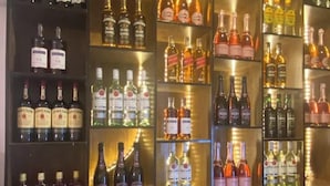 En bar med hyllor fulla av olika sorters alkoholdrycker.