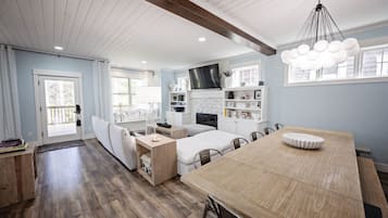 5 chambres, bureau, fer et planche à repasser, lit de bébé portatif