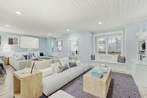 Smart TV, video games, DVD player, table football - NEW @SEABROOK oceanfront beachhouse 3pm checkout w/ 2 primaries + carriage house (Pacific Beach)