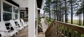NEW @SEABROOK oceanfront beachhouse 3pm checkout w/ 2 primaries + carriage house