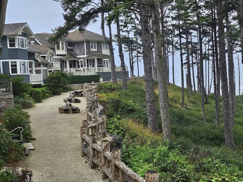 +++NEW+++ SEABROOK oceanfront beach access: 2 primary bedrooms + carriage house