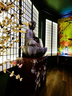 Interior - Asian Zen with Jacuzzi, Kitchenette, Near Victoria Sq (Sparks)