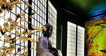 Asian Zen with Jacuzzi, Kitchenette, Near Victoria Sq