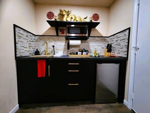 Private kitchen - Asian Zen with Jacuzzi, Kitchenette, Near Victoria Sq (Sparks)