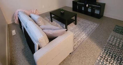 Modern 2BR Near Downtown & Expo Centre