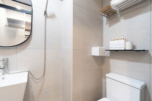 Deluxe Single Room, City View | Bathroom - KIMSTEL Jongno (Seoul)