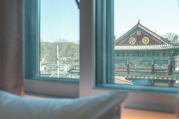 Deluxe Single Room, City View | Interior