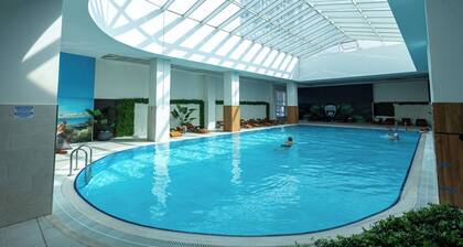 7th Floor cozy condo with parking, pool, fitness !