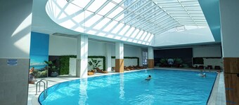 7th Floor cozy condo with parking, pool, fitness !