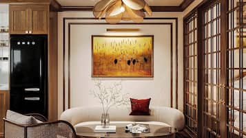 Premier Studio Suite, City View | Interior