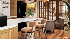 Une cuisine moderne dotée d’un îlot central, de tabourets de bar et d’un coin repas offrant une vue agréable.