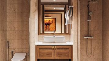 Anora Signature Suite | Bathroom | Combined shower/bathtub, hydromassage showerhead, designer toiletries
