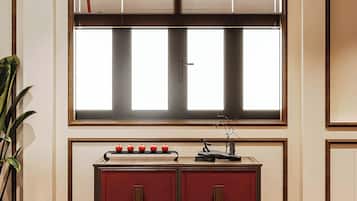 Premier Studio Suite, City View | Interior