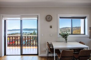 Dining - Stunning Water Views 2 (Jindabyne)